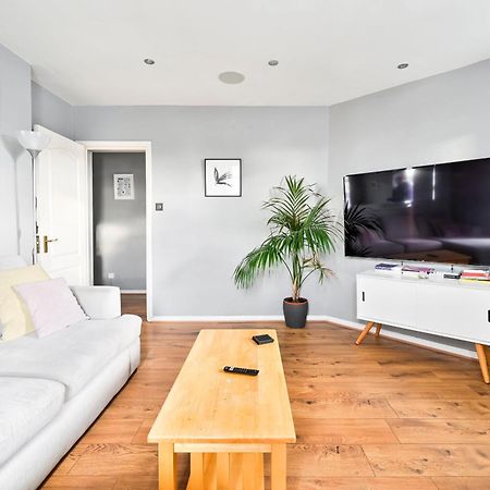 Cosy 1-Bed E15, Sleeps 4, 1 Min From Tube Station Near O2 Arena Apartment London Exterior photo